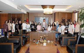 BAŞARILI ÖĞRENCİLERDEN BAŞKANIMIZ AKAY’A ZİYARET